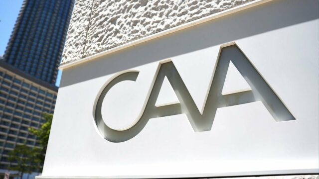 O logotipo da Creative Artists Agency (CAA) é exibido fora de sua sede (Crédito: Mario Tama/Getty Images)