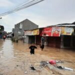 3.548 residentes de Bekasi afetados pelas enchentes devido ao transbordamento do rio Cikarang