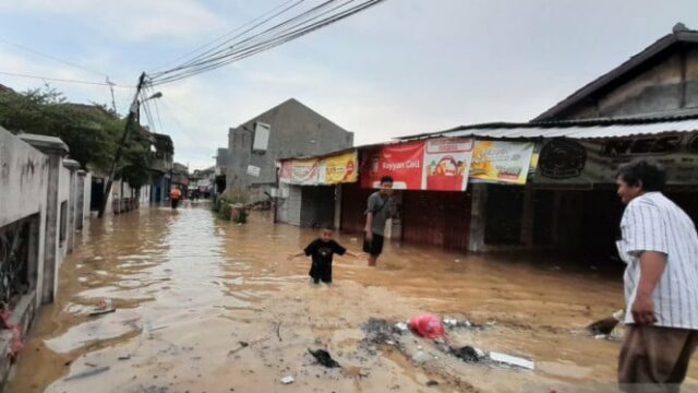 3.548 residentes de Bekasi afetados pelas enchentes devido ao transbordamento do rio Cikarang
