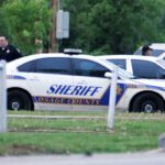 Veículos e pessoal do Departamento do Xerife do Condado de Osage auxiliando a polícia de Tulsa.