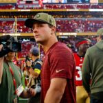 Colby Parkinson (84), do Los Angeles Rams, corre com a bola contra Malik Mustapha (6), do San Francisco 49ers, durante o quarto período no Levi's Stadium em Santa Clara, Califórnia, no domingo, 9 de novembro de 2025. (Shae Hammond/Bay Area News Group)