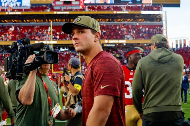 Colby Parkinson (84), do Los Angeles Rams, corre com a bola contra Malik Mustapha (6), do San Francisco 49ers, durante o quarto período no Levi's Stadium em Santa Clara, Califórnia, no domingo, 9 de novembro de 2025. (Shae Hammond/Bay Area News Group)
