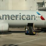 5 pessoas em voo da American Airlines hospitalizadas após ‘relatos de odor’ desviarem o avião