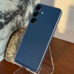 O Samsung Galaxy S25 em uma mesa, mostrando seu painel de configurações rápidas.