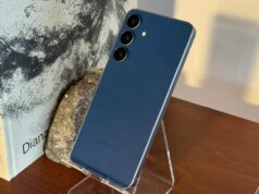 7 mudanças surpreendentes no primeiro dia do S25 FE que me fizeram adorar este telefone O Samsung Galaxy S25 em uma mesa, mostrando seu painel de configurações rápidas.