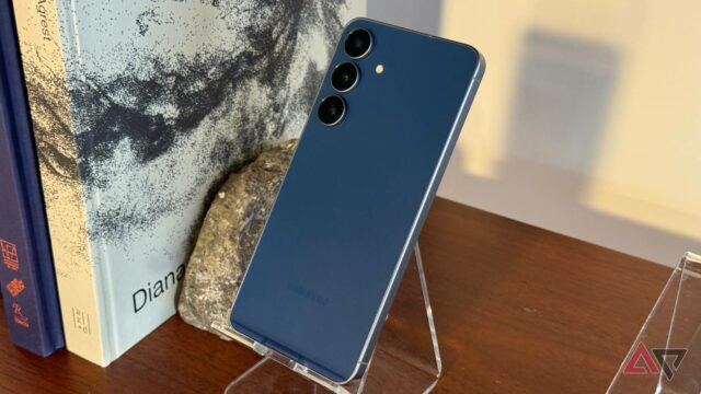 O Samsung Galaxy S25 em uma mesa, mostrando seu painel de configurações rápidas.