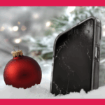 Mulher sorridente preparando uma salada em uma cozinha ao lado do mascote Android usando chapéu de chef, cercada por vegetais frescos e itens de cozinha