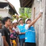 80º HLN e PLN conectam eletricidade gratuita a casas de residentes pré-prósperos em Bali