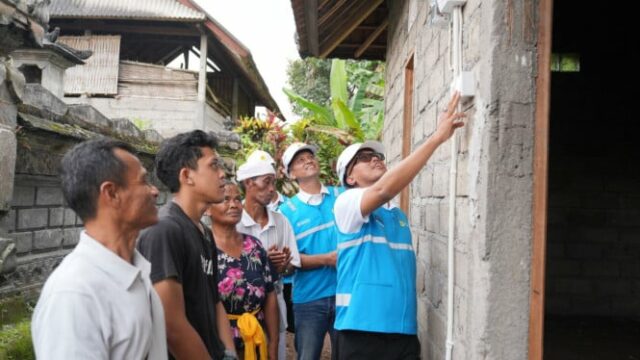 80º HLN e PLN conectam eletricidade gratuita a casas de 80º HLN e PLN conectam eletricidade gratuita a casas de residentes pré-prósperos em Bali