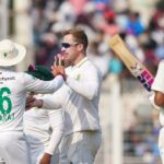 A África do Sul venceu a Índia por 30 corridas no primeiro teste em Calcutá; Harmer brilha