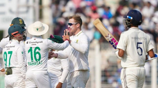 A África do Sul venceu a Índia por 30 corridas A África do Sul venceu a Índia por 30 corridas no primeiro teste em Calcutá; Harmer brilha