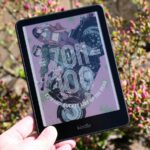 Kindle Colorsoft na mão mostrando mangá na tela