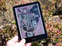 A Amazon facilita a mudança para as cores com o Kindle Colorsoft caindo para o preço mais baixo de todos os tempos Kindle Colorsoft na mão mostrando mangá na tela