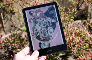 A Amazon facilita a mudança para as cores com o Kindle Colorsoft caindo para o preço mais baixo de todos os tempos Kindle Colorsoft na mão mostrando mangá na tela