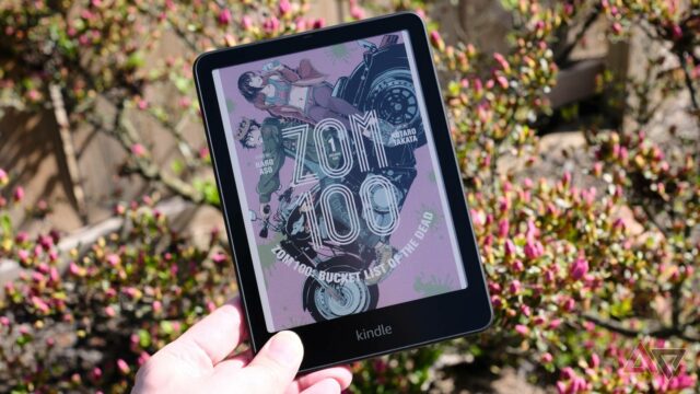 Kindle Colorsoft na mão mostrando mangá na tela