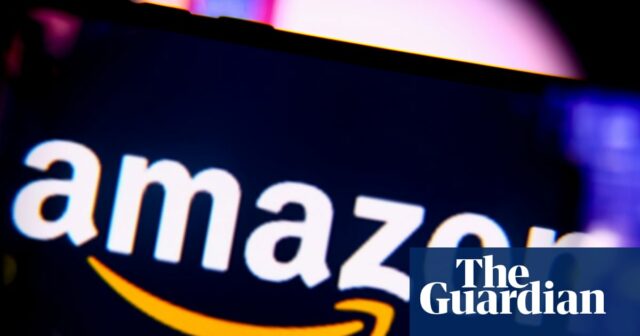 A Amazon vendendo esta roupa de bebê de Natal de mau gosto deixa Noel preocupado
