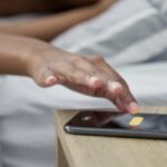 Deslize para parar (esquerda) versus botão parar (direita).