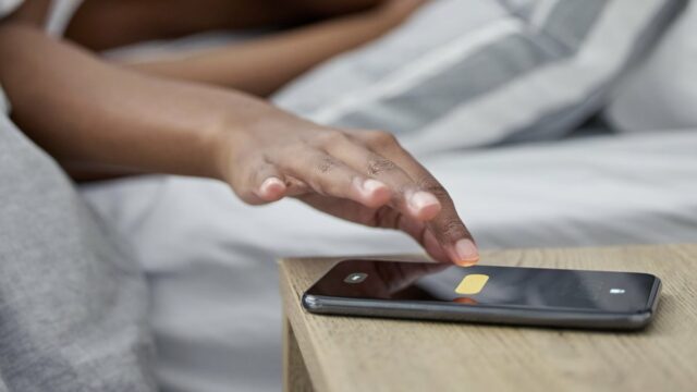 A Apple acaba de mudar a forma como você desliga Deslize para parar (esquerda) versus botão parar (direita).