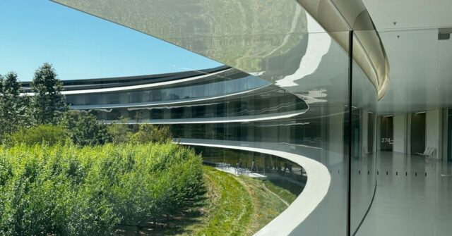 Apple gera US$ 2,4 milhões por funcionário, mas fica apenas em terceiro lugar no ranking | Uma vista do interior do campus Apple Park