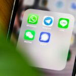 A Apple poderia ganhar bilhões de dólares em comissões extras graças ao acordo WeChat | Aplicativo visto na tela de um iPhone