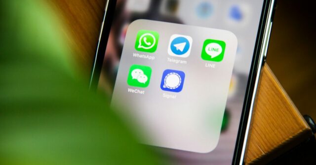 A Apple poderia ganhar bilhões de dólares em comissões extras A Apple poderia ganhar bilhões de dólares em comissões extras graças ao acordo WeChat | Aplicativo visto na tela de um iPhone