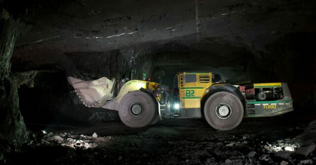 Apple enfrenta queixas criminais sobre minerais de conflito no Congo | Foto stock de veículo de mineração