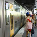 Cientistas que trabalham no laboratório