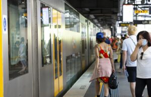 A Austrália finalmente conseguiu este serviço de saúde importante anos após a pandemia Cientistas que trabalham no laboratório