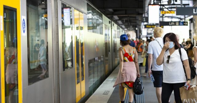 Cientistas que trabalham no laboratório