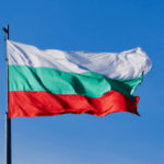 A Bulgária planeia aumentar o imposto sobre o jogo em 5% no orçamento de 2026. Bandeira búlgara