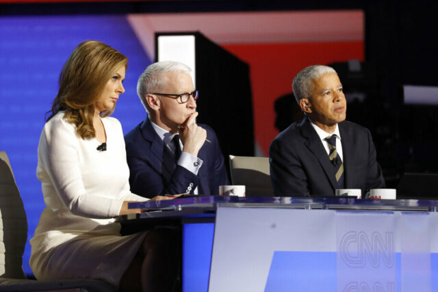 A CNN é a próxima na lista de alvos da Larry Ellison, presidente e diretor de tecnologia da Oracle Corporation, está sentado no Salão Oval da Casa Branca enquanto o presidente Donald Trump assina uma ordem executiva, segunda-feira, 3 de fevereiro de 2025, em Washington. (Foto AP/Evan Vucci)