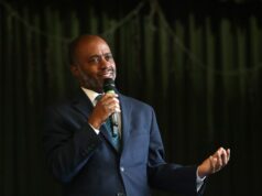 A Califórnia comemora um progresso modesto no desempenho dos alunos, mas os defensores alertam que não é suficiente Gráficos mostram taxas de graduação, absenteísmo e preparação para a faculdade