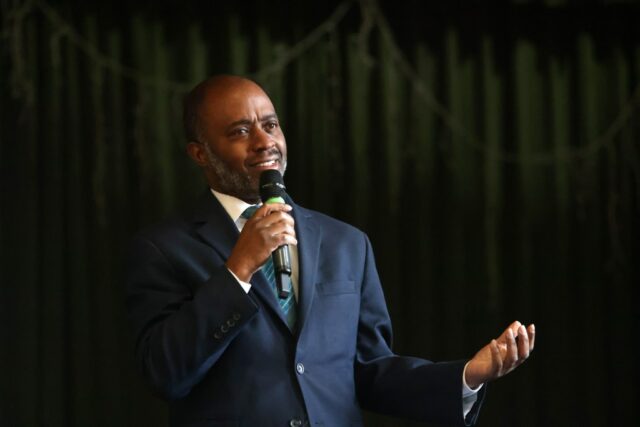 Gráficos mostram taxas de graduação, absenteísmo e preparação para a faculdade