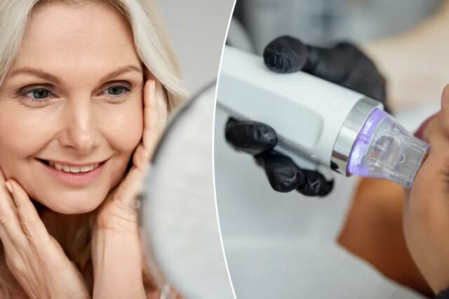 Mulher de meia idade feliz tocando seu rosto e sorrindo para um espelho.