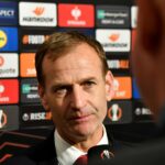 Sir Jim Ratcliffe, proprietário do Manchester United, Sir Dave Brailsford, chefe de esportes da INEOS, Omar Berrada, CEO do Manchester United, Dan Ashworth, diretor esportivo do Manchester United, durante a partida da Premier League entre Aston Villa FC e Manchester United FC em Villa Park em 06 de outubro de 2024