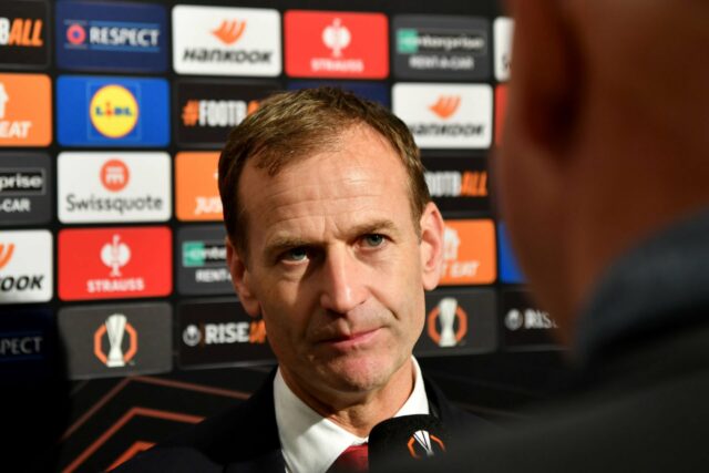 Sir Jim Ratcliffe, proprietário do Manchester United, Sir Dave Brailsford, chefe de esportes da INEOS, Omar Berrada, CEO do Manchester United, Dan Ashworth, diretor esportivo do Manchester United, durante a partida da Premier League entre Aston Villa FC e Manchester United FC em Villa Park em 06 de outubro de 2024