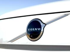 A Luminar está lutando com seu maior cliente à medida que a ameaça de falência se aproxima A Volvo logo on an EX90