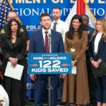 O procurador-geral James Uthmeier anuncia o resgate de 122 crianças desaparecidas em uma entrevista coletiva.