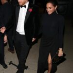 O príncipe Harry e Meghan Markle desapareceram da postagem de Kim Kardashian no Instagram da festa repleta de estrelas do aniversário de 70 anos de sua mãe, Kris Jenner - e o motivo foi supostamente revelado; Príncipe Harry e Meghan são fotografados do lado de fora da festa em 9 de novembro
