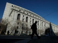 A Suprema Corte da Califórnia permite decisão que diz que a proibição da UC de contratar estudantes sem status legal é discriminatória A Suprema Corte da Califórnia permite decisão que diz que a proibição da UC de contratar estudantes sem status legal é discriminatória