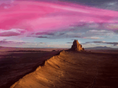 A T-Mobile está oferecendo seu novo recurso de satélite gratuitamente, mesmo se você não for assinante Um mapa de cobertura da T-Mobile em um smartphone.