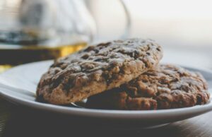 A UE está a resolver o que há de mais irritante na Internet Você só terá que rejeitar cookies mais uma vez pelo resto da vida | Biscoitos do tipo preferido mostrados em um prato