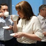 A Chanceler do Tesouro Rachel Reeves (centro), o Secretário de Saúde Wes Streeting (à esquerda) e o Primeiro Ministro Sir Keir Starmer encontram-se com funcionários do University College London Hospital depois que ela entregou seu orçamento.