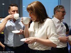 A afirmação de Rachel Reeves de que ela está “protegendo e fortalecendo” o NHS com seu orçamento é exagerada, dizem especialistas em saúde A Chanceler do Tesouro Rachel Reeves (centro), o Secretário de Saúde Wes Streeting (à esquerda) e o Primeiro Ministro Sir Keir Starmer encontram-se com funcionários do University College London Hospital depois que ela entregou seu orçamento.