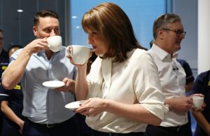 A afirmação de Rachel Reeves de que ela está “protegendo e fortalecendo” o NHS com seu orçamento é exagerada, dizem especialistas em saúde A Chanceler do Tesouro Rachel Reeves (centro), o Secretário de Saúde Wes Streeting (à esquerda) e o Primeiro Ministro Sir Keir Starmer encontram-se com funcionários do University College London Hospital depois que ela entregou seu orçamento.