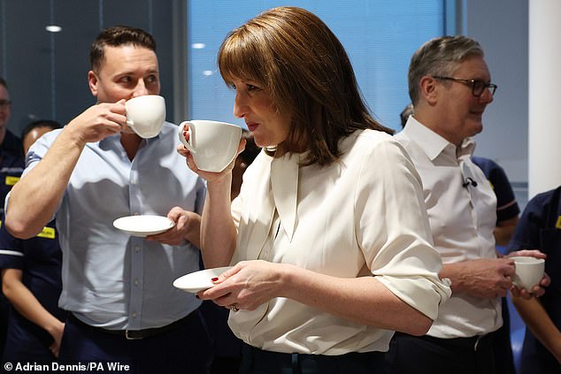 A afirmação de Rachel Reeves de que ela está “protegendo A Chanceler do Tesouro Rachel Reeves (centro), o Secretário de Saúde Wes Streeting (à esquerda) e o Primeiro Ministro Sir Keir Starmer encontram-se com funcionários do University College London Hospital depois que ela entregou seu orçamento.