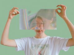 A análise revela que a imagem é usada em demasia no diagnóstico e tratamento do transtorno de paralisia facial, paralisia de Bell segurando o rosto