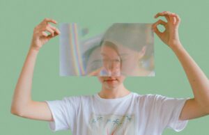 A análise revela que a imagem é usada em demasia no diagnóstico e tratamento do transtorno de paralisia facial, paralisia de Bell segurando o rosto