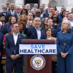 ARQUIVO - Um corretor de seguros conversa com clientes na sede principal de Las Madrinas de los Seguros, espanhol para