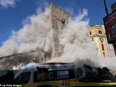 A antiga torre de 30 metros perto do Coliseu de Roma desaba na frente dos turistas, com pelo menos uma pessoa soterrada sob os escombros Uma seção da Torre dei Conti, em Roma, desabou na segunda-feira, deixando uma pessoa gravemente ferida e outra presa sob os escombros.